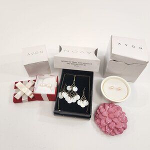 Avon Freshwater Pearl / Mother-of-Pearl Earrings Gift Set Keepsake Box NEW